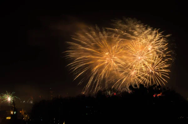 2018年在格但斯克庆祝新的一年期间燃放烟花 — 图库照片