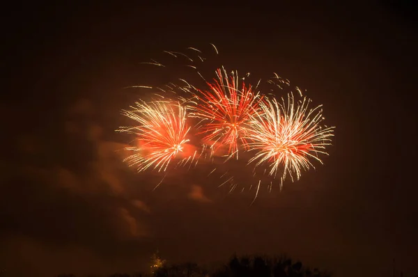 2018年在格但斯克庆祝新的一年期间燃放烟花 — 图库照片