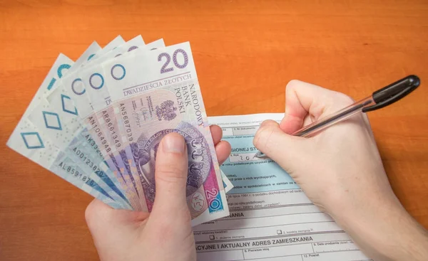 Mann Mit Geld Füllt Polnisches Einkommensteuerformular Pit — Stockfoto