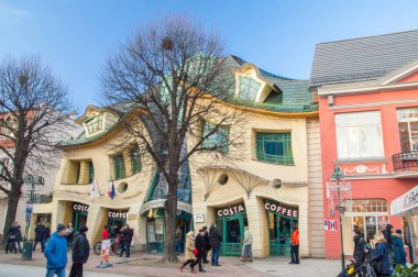 Çarpık küçük ev (Lehçe: Krzywy Domek) Sopot.