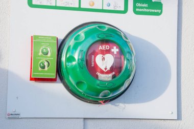 Sopot, Polonya - 7 Ocak 2018: Otomatik harici defibrilatör (Aed) yılında Sopot'ta iskelede.