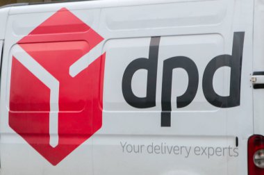 PRUSZCZ Gdanski, Polonya - 10 Ocak 2018: Logo Dpd posta kurye beyaz minibüs.