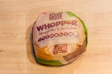 Gdansk, Polonya - 11 Ocak 2018: Kuyruklu yalan sandviç kağıt üzerinden Burger King.