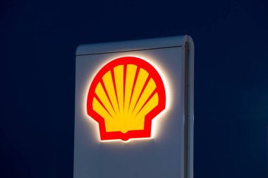 Gdansk, Polonya - 11 Ocak 2018: Shell benzin istasyonu gece logosuna.