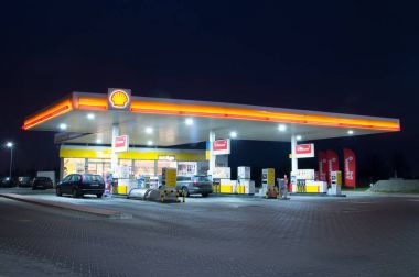 Gdansk, Polonya - 11 Ocak 2018: Shell benzin istasyonunda gece.