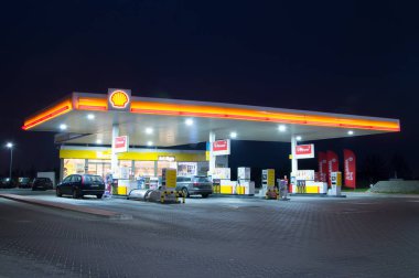 Gdansk, Polonya - 11 Ocak 2018: Shell benzin istasyonunda gece.