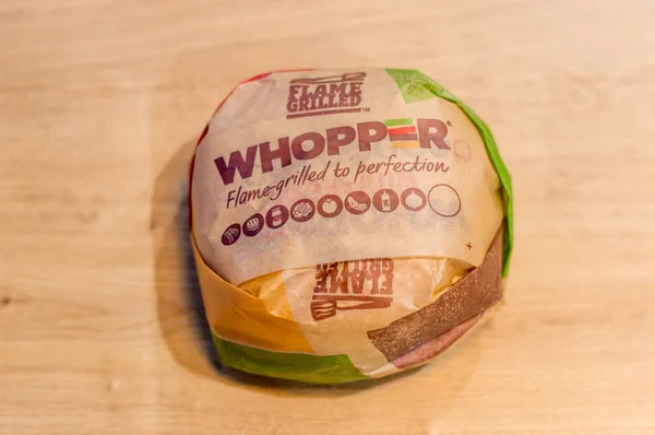 Gdansk, Polonya - 11 Ocak 2018: Kuyruklu yalan sandviç kağıt üzerinden Burger King.