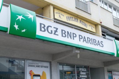 Gdansk, Polonya - 14 Ocak 2018: Logo ve banka Bgz Bnp Paribas Gdansk iz.