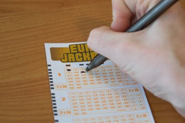 PRUSZCZ Gdanski, Polonya - 13 Ocak 2018: adam el bir Eurojackpot bilet doldurma. Eurojackpot Avrupa piyango olduğunu.