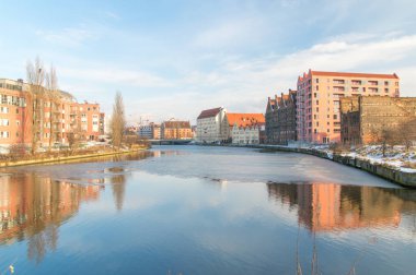 Eski Motlawa Nehri'nde kış zaman Polonya Gdansk eski şehir.