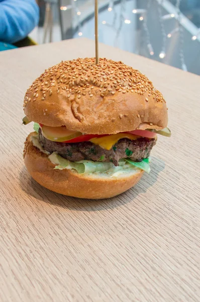 Чизбургер Салатом Огурцом Помидорами — стоковое фото