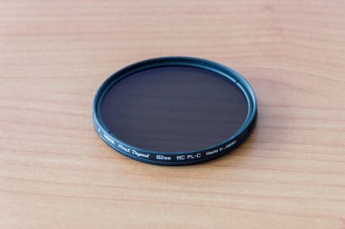 PRUSZCZ Gdanski, Polonya - 24 Ocak 2018: Hoya Pro1 Digital Mc Pl-C 62 mm. dairesel polarize cam filtresi.