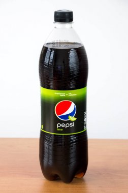 PRUSZCZ Gdanski, Polonya - 24 Ocak 2018: 1 litre Pepsi kireç plastik şişe.