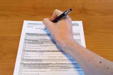 PRUSZCZ Gdanski, Polonya - 7 Ocak 2018: Adam el dolum Lehçe vergi formu Pit-39.