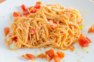 Klasik domates spagetti parmesan ile.