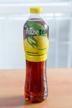 PRUSZCZ Gdanski, Polonya - 27 Ocak 2018: Fuzetea siyah buzlu çay limon limon çay plastik şişe. Fuze çay markası Coca-Cola şirketine ait olduğunu.