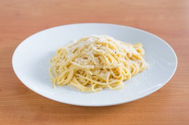 Beyaz tabak spagetti carbonara.