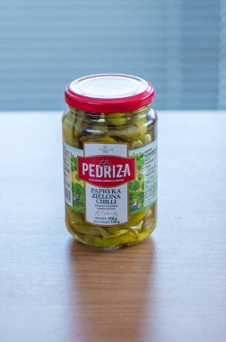 PRUSZCZ Gdanski, Polonya - 29 Ocak 2018: La Pedriza sıcak yeşil biber İspanya'dan.
