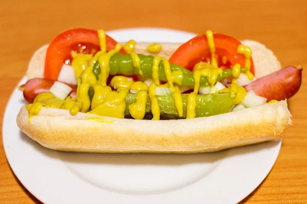 Hot Dog Style Chicago Avec Saucisse Francfort Piment Oignon Blanc — Photo