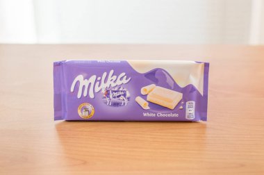 PRUSZCZ Gdanski, Polonya - 1 Şubat 2018: Bar Milka beyaz çikolata ahşap tablo.