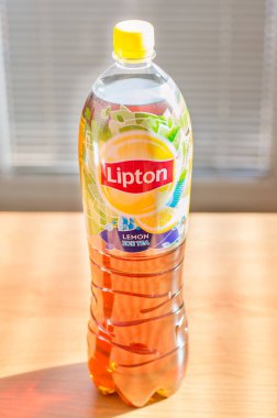 PRUSZCZ Gdanski, Polonya - 5 Şubat 2018: Lipton limon plastik şişe Çayları.