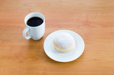 Bir tatlı ve çay ahşap bir masa üzerinde tatlı Lehçe paczek.