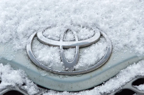 Pruszcz Gdanski Polônia Fevereiro 2018 Logotipo Toyota Coberto Neve Inverno — Fotografia de Stock