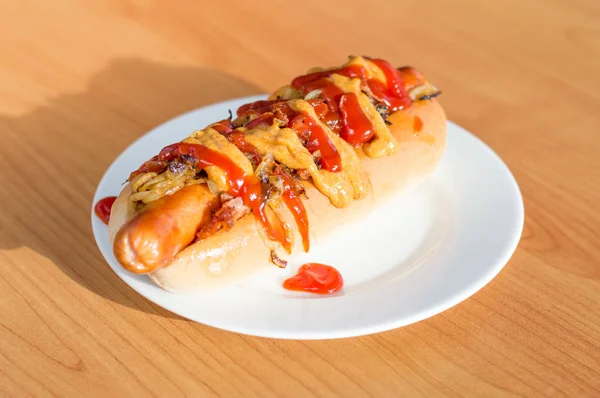 Νέα Υόρκη Στυλ Hot Dog Στο Άσπρο Πιάτο — Φωτογραφία Αρχείου