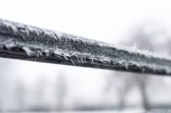 Hoarfrost Kış Zamanında Siyah Küpeşte Üzerinde — Stok fotoğraf