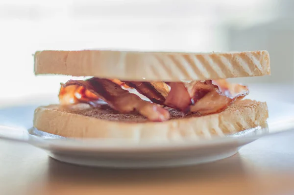 Bacon Frito Entre Duas Torradas Crocantes — Fotografia de Stock
