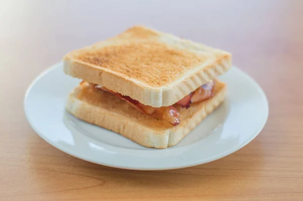 Torrada Com Bacon Frito Placa Branca — Fotografia de Stock