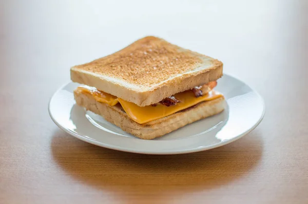 Torrada Com Queijo Bacon Prato Branco — Fotografia de Stock