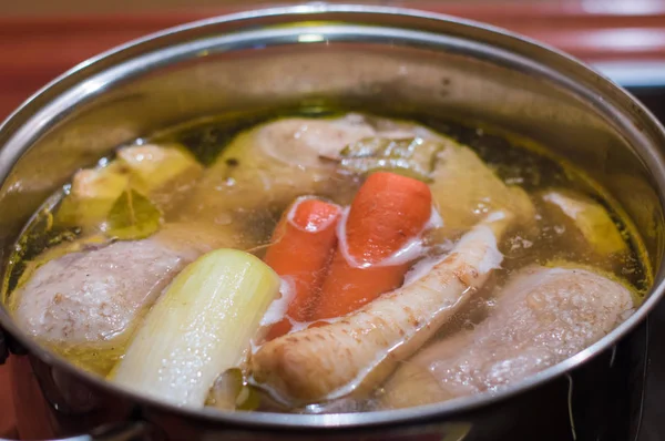 鍋で調理される野菜と鶏スープ — ストック写真