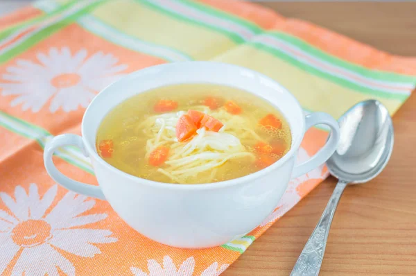 ニンジンと伝統的なチキン スープ — ストック写真