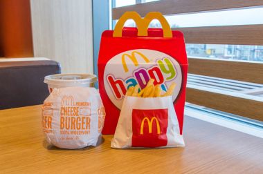 Gdansk, Polonya - 21 Şubat 2018: Coca-Cola, patates kızartması ve çizburger ahşap masa Mcdonalds çocuk menüsü kutusu.