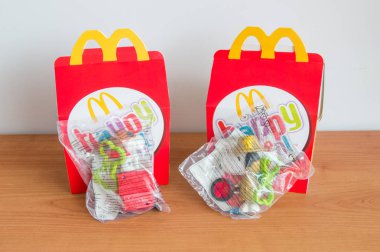 PRUSZCZ Gdanski, Polonya - 22 Şubat 2018: Oyuncaklar Mcdonald's çocuk menüsü'nın kutuları.
