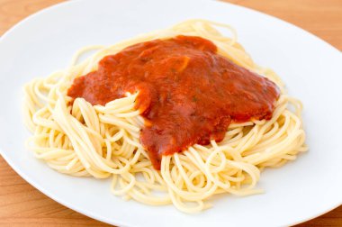 Beyaz plaka üzerinde basit domates spagetti.