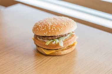 Gdansk, Polonya - 22 Şubat 2018: Big Mac hamburger Mcdonald's dan.