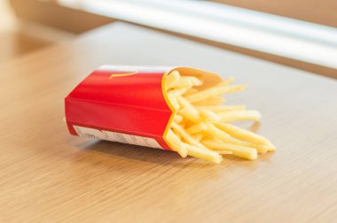 Gdansk, Polonya - 22 Şubat 2018: Orta Mcdonald's patates kızartması ahşap tablo.