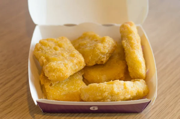 Gdansk, Polonya - Şubat 22, 2018:6 Mcdonald's tavuk Mcnuggets kağıt kutusunda.