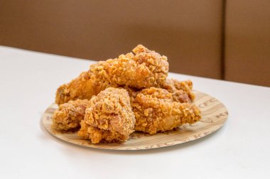 Gdansk, Polonya - 28 Şubat 2018: Kızarmış tavuk kanadı Kfc (Kentucky Fried Chicken) hızlı gıda.