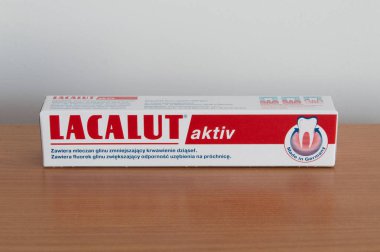 PRUSZCZ Gdanski, Polonya - 22 Şubat 2018: Lacalut Aktiv tıbbi diş macunu.