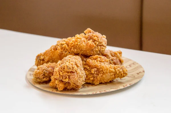 Gdansk, Polonya - 28 Şubat 2018: Kızarmış tavuk kanadı Kfc (Kentucky Fried Chicken) hızlı gıda.