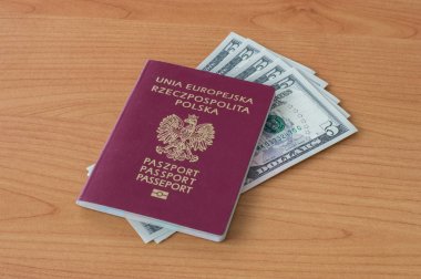 Beş dolarlık banknot ile Polonya biyometrik pasaport.