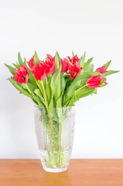 Vazo ile güzel kırmızı lale çiçek buketi.