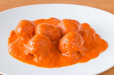 Lehçe geleneksel klopsiki domates soslu.