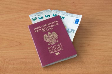 Beş euro banknot ile Polonya biyometrik pasaport.