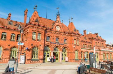 Malbork, Polonya - 4 Nisan 2018: Malbork tren istasyonu ana cephe görünümünü.