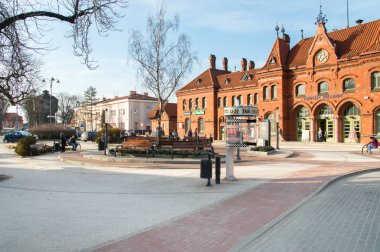 Malbork, Polonya - 4 Nisan 2018: Wladyslaw Jedlinski kare planda Malbork tren istasyonu ile.