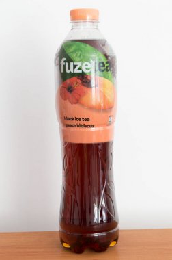 Pruszcz Gdanski, Polonya-7 Nisan 2018: Fuzetea siyah buzlu çay plastik şişe şeftali Hibiscus çay. Fuze çay marka Coca-Cola Company aittir.
